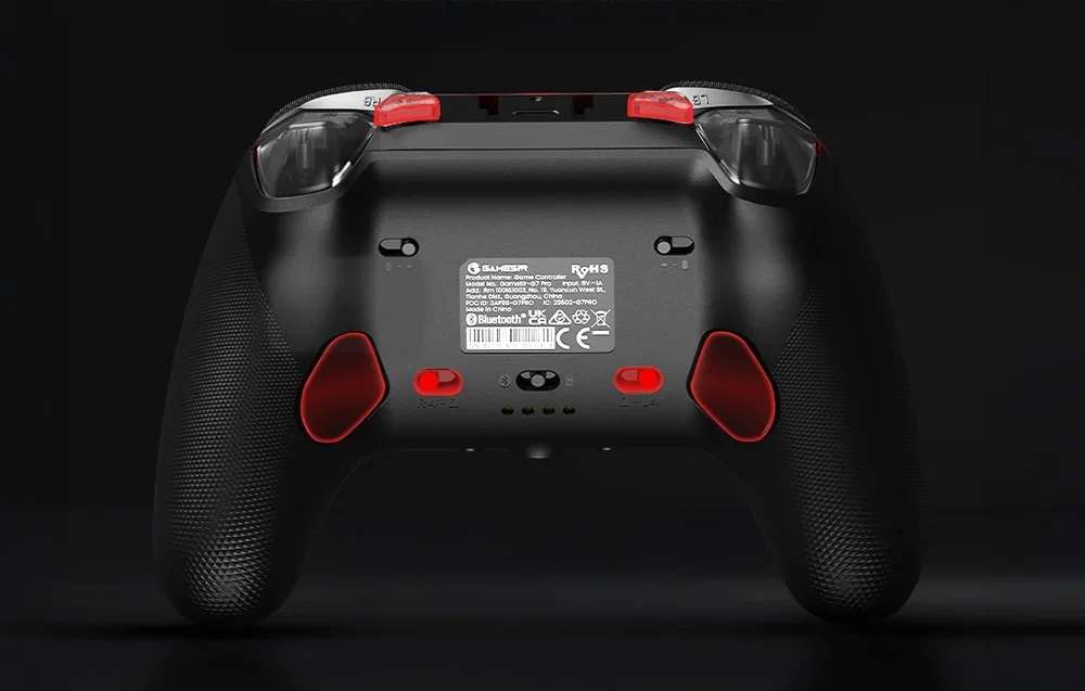 Must-punase GameSiri kontrolleri tagakülg nähtavate nuppude ja infomärgisega.