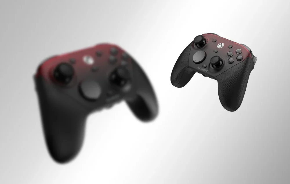 Kaks must-punast GameSiri kontrollerit heledal taustal, üks terav ja teine udune.
