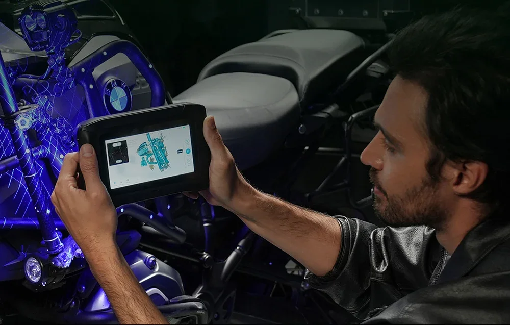 Käsitsi 3D scanner on suunatud BMW mootorratta mootorile