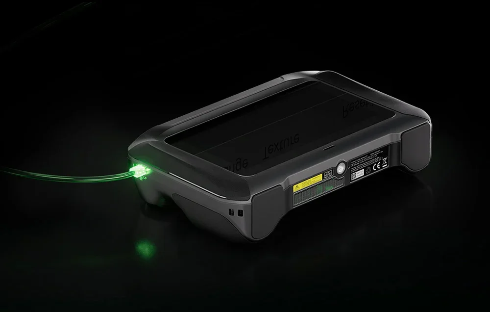 Creality 3D scanner laadimisel roheliselt helendava kaabliga