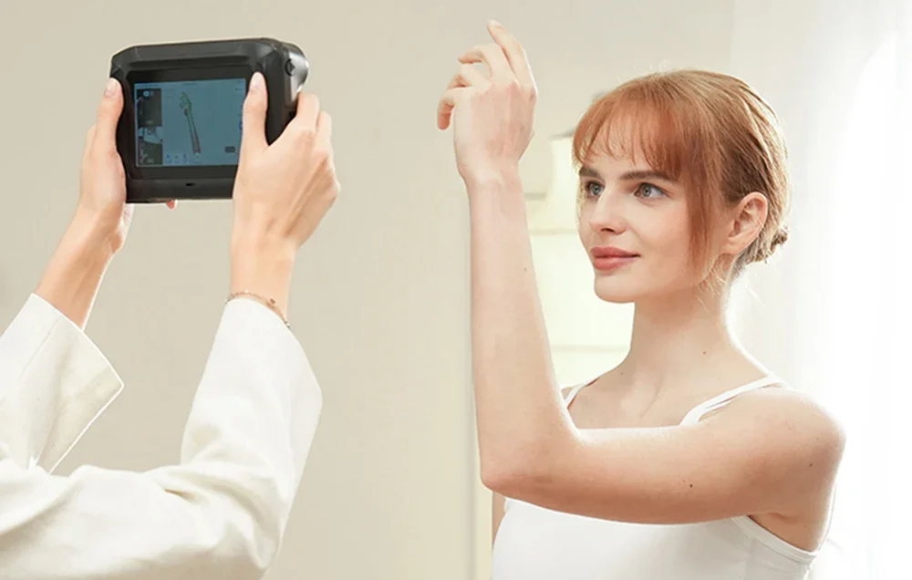 Käsitsi 3D scanner skaneerib inimese kätt