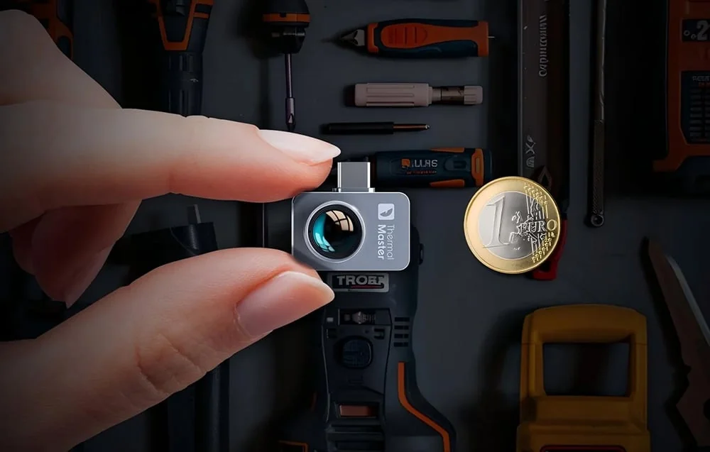 Väike THERMAL MASTER P2 Pro soojuskaamera ühe euro mündi kõrval